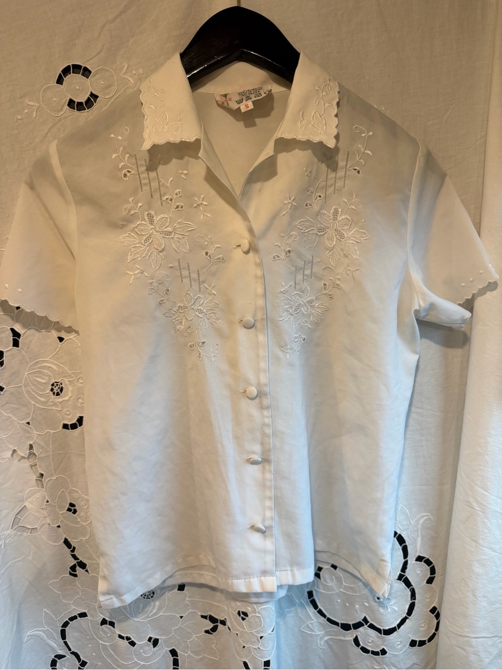 Vintage Daffodil Embroidered Blouse XS Petite S White Scalloped Collar 70s Retro